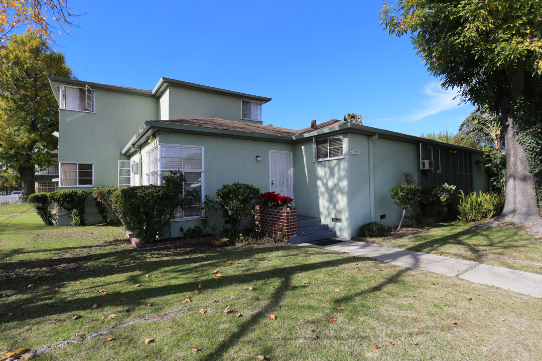 Whitsett Garden Apartments in Valley Village, CA - Foto de edificio