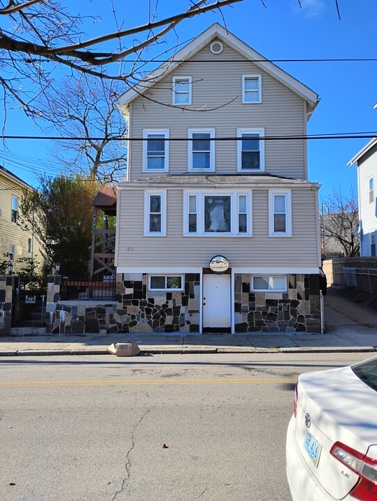 213 Pleasant St, Unit 4 in Pawtucket, RI - Building Photo