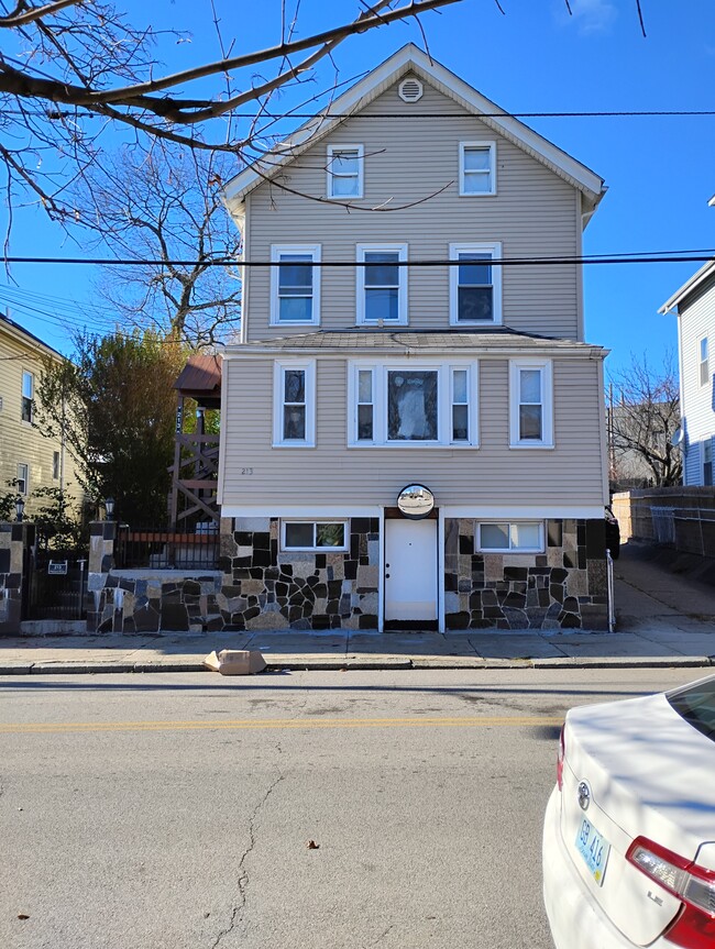 213 Pleasant St, Unit 4