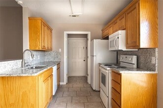 6630 Blue Water Cir in Granbury, TX - Building Photo - Building Photo