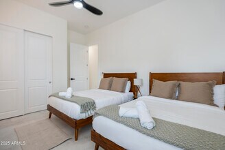 5049 E Shaw Butte Dr in Scottsdale, AZ - Building Photo - Building Photo