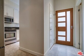 852 N Poinsettia Pl in Los Angeles, CA - Foto de edificio - Building Photo