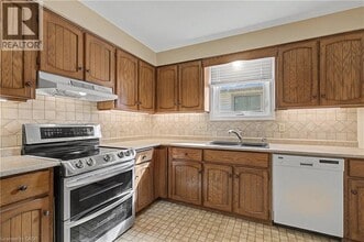 114 Dovercliffe Rd in Guelph, ON - Building Photo - Building Photo