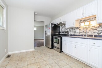 800 Kenmar Dr in Loveland, OH - Building Photo - Building Photo