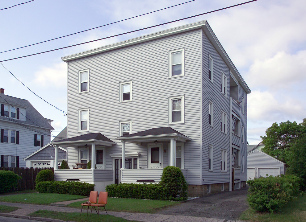 32 Highland Ave in Chicopee, MA - Foto de edificio