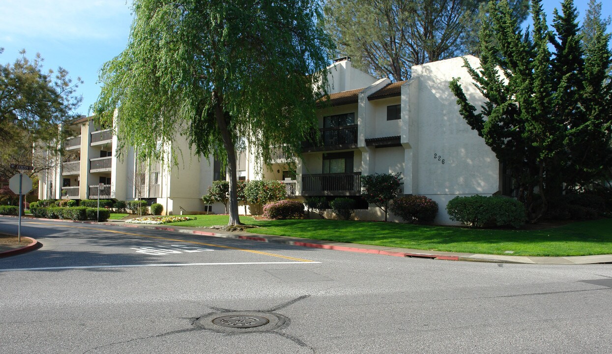 226 W Edith Ave in Los Altos, CA - Foto de edificio