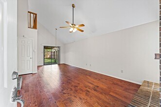 25 Regency Ln in Houston, TX - Building Photo - Building Photo
