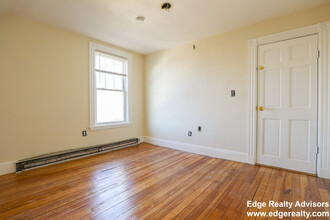 32 Richardson St, Unit 2 in Boston, MA - Building Photo - Building Photo