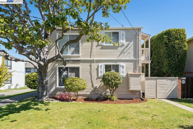 1609 Santa Clara Ave in Alameda, CA - Building Photo - Building Photo