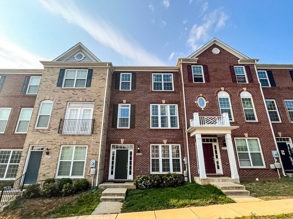 42712 Redpath Terrace in Ashburn, VA - Building Photo