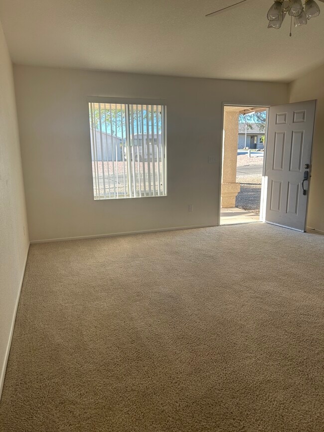 3720 Churchill Dr in Lake Havasu City, AZ - Foto de edificio - Building Photo