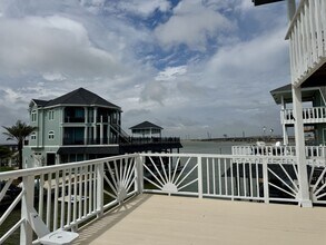 339 Admiral Cir in Tiki Island, TX - Building Photo - Building Photo