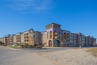 Dominion at Mercer Crossing in Farmers Branch, TX - Foto de edificio - Building Photo