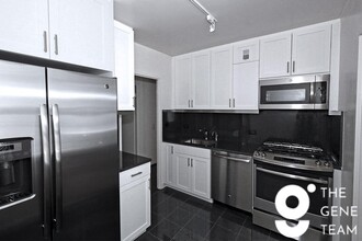 300 E 56th St in New York, NY - Building Photo - Building Photo