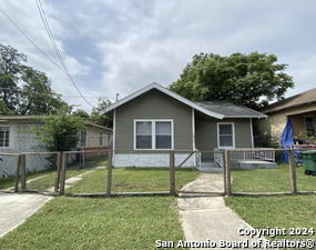 1422 Hays St in San Antonio, TX - Building Photo