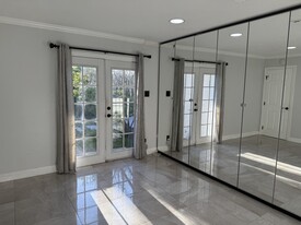 18929 Erwin St in Tarzana, CA - Building Photo