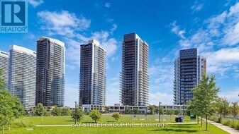 27 McMahon Dr in Toronto, ON - Building Photo