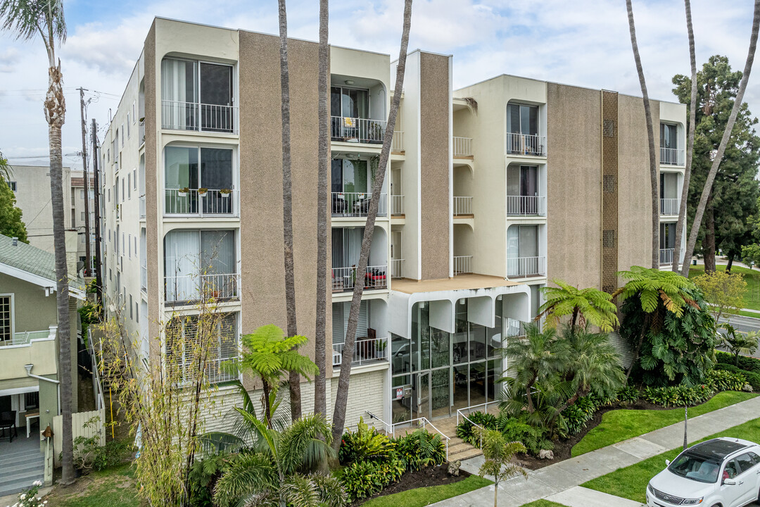 Chateau Nadyne in Long Beach, CA - Building Photo