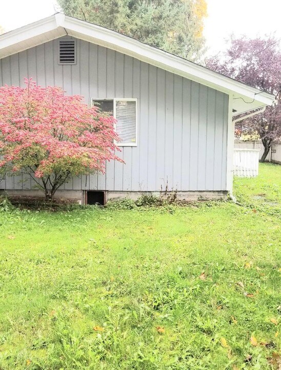 11705 SE Petrovitsky Rd in Renton, WA - Building Photo