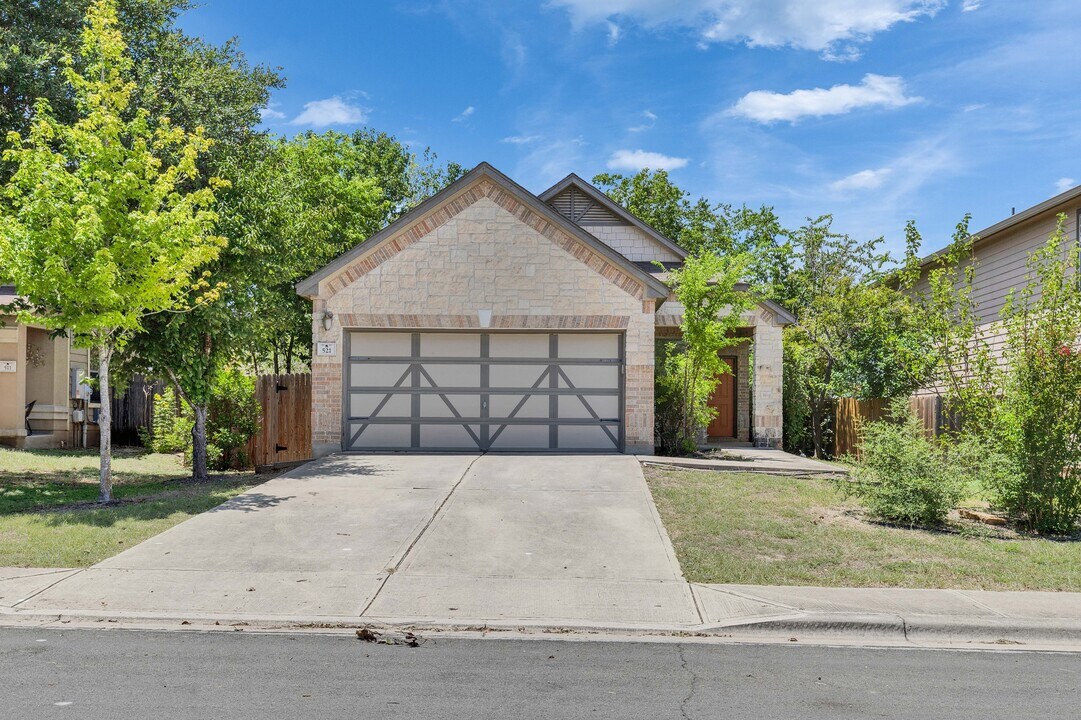 521 New Country Rd in Kyle, TX - Building Photo