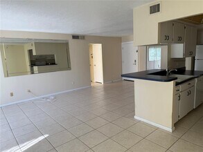 1100 Imperial Dr in Sarasota, FL - Building Photo - Building Photo