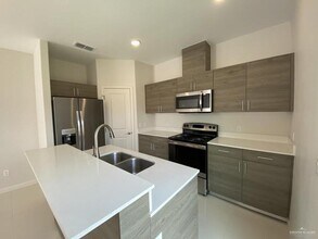 5708 Nightingale Ave-Unit -3 in Palmhurst, TX - Foto de edificio - Building Photo