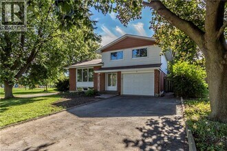 1 Isaac Ct in Hamilton, ON - Building Photo - Building Photo