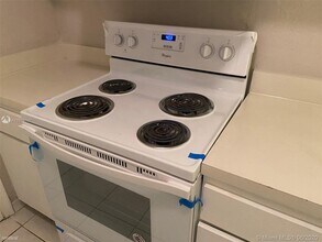 6900 N Kendall Dr in Pinecrest, FL - Building Photo - Building Photo
