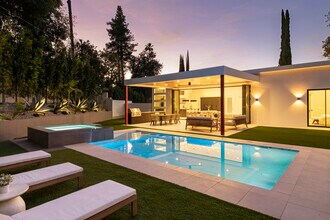 22020 Alizondo Dr in Woodland Hills, CA - Foto de edificio - Building Photo