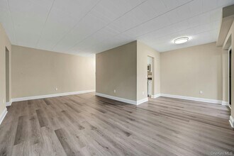 505 White Plains Rd in Eastchester, NY - Building Photo - Building Photo