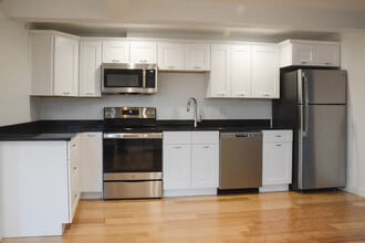 548 Main St, Unit 1 in Sturbridge, MA - Building Photo - Building Photo