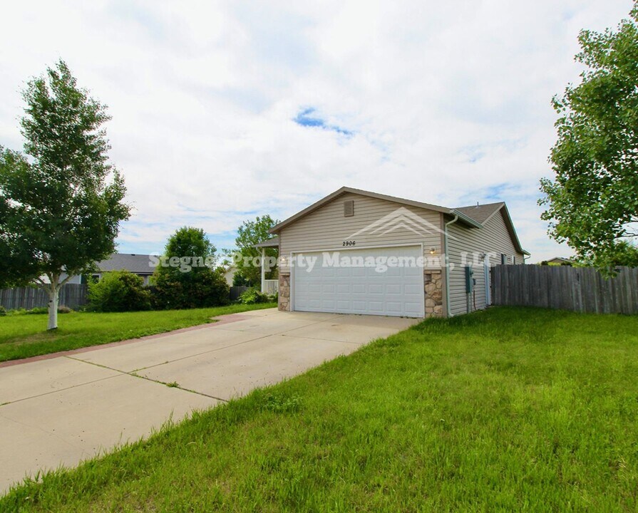 2906 Rock Point Dr in Evans, CO - Building Photo
