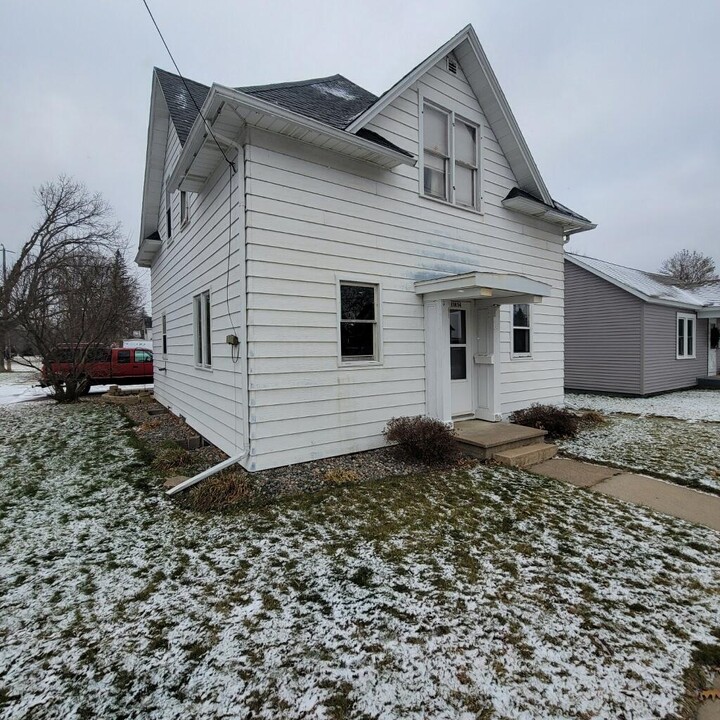 1814 W Main St, Unit 2 in Merrill, WI - Foto de edificio