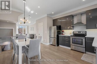 206 Bur Oak Ave in Markham, ON - Building Photo - Building Photo