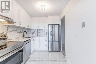 530 Lolita Gardens in Mississauga, ON - Building Photo - Building Photo