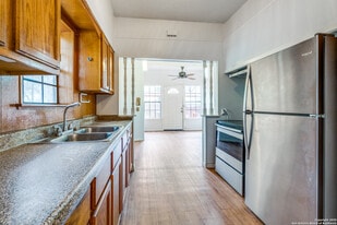 1145 W French Pl in San Antonio, TX - Building Photo