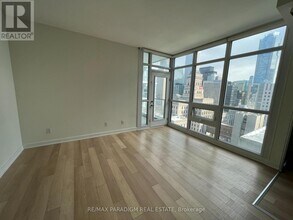 210 Simcoe St in Toronto, ON - Building Photo - Building Photo