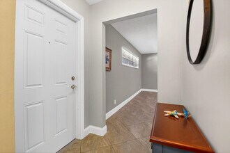 18 Colonial Club Dr in Boynton Beach, FL - Foto de edificio - Building Photo