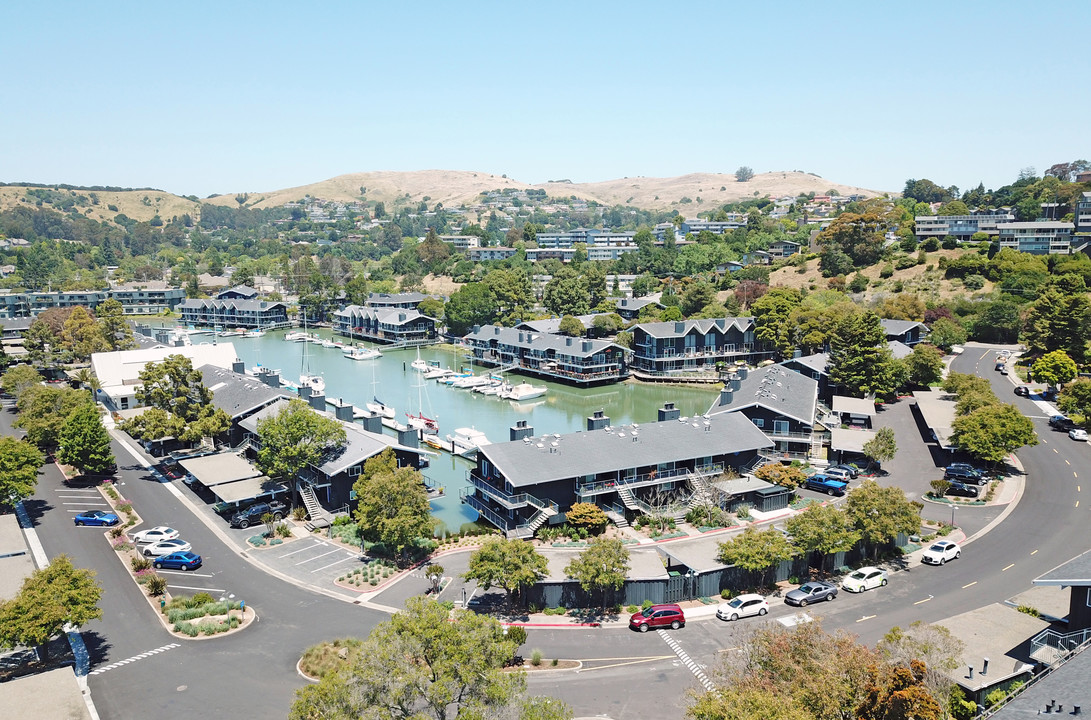 The Cove at Tiburon in Tiburon, CA - Foto de edificio