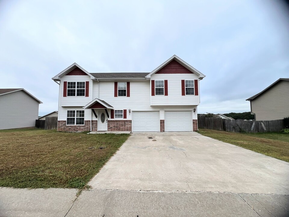 157 Lyle Curtis Cir in Waynesville, MO - Foto de edificio