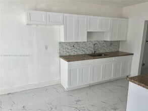 2625 NW 55th St in Miami, FL - Foto de edificio - Building Photo