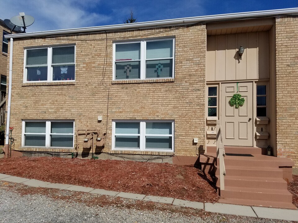 107 Braden Ct in West View, PA - Building Photo