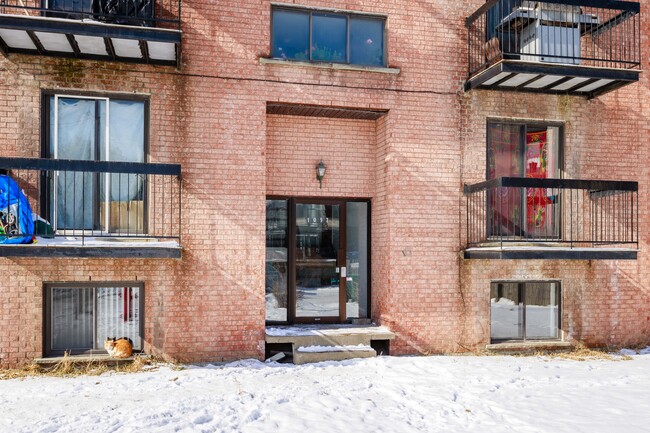 1097 Du Canadien-Pacifique St in Montréal, QC - Building Photo - Building Photo