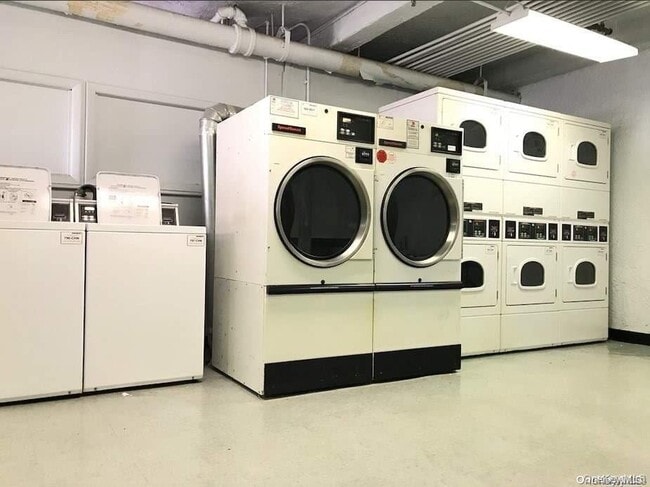 143-50 Hoover Ave in Queens, NY - Building Photo - Building Photo