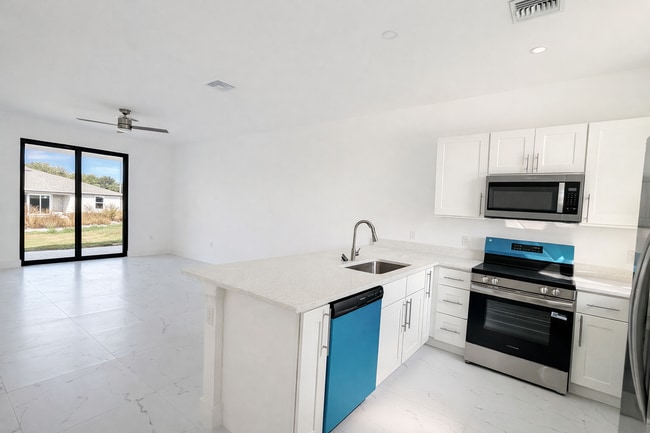 830 Holmes Ave in Lehigh Acres, FL - Building Photo - Building Photo