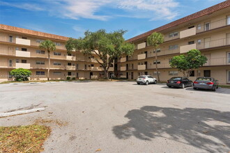 6301 N Falls Cir Dr in Lauderhill, FL - Foto de edificio - Building Photo