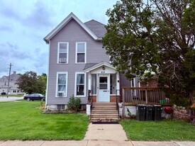 321 Clay St, Unit 3 in Cedar Falls, IA - Building Photo