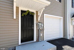 114 Kuechler Ct in Mount Penn, PA - Building Photo