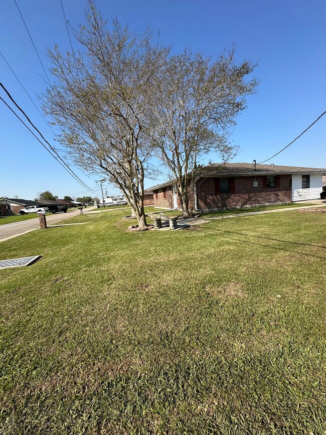 231 Jean Ellen Ave in Houma, LA - Building Photo - Building Photo