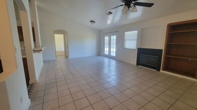 8315 Mossrock Dr in Bakersfield, CA - Building Photo - Building Photo